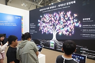 23일 부산 벡스코에서 열린 제48차 유네스코 세계유산위원회 개최국 공식 전시관 ‘대한민국관(K-Heritage House)’에서 관람객들이 전시품을 둘러보고 있다. 대한민국 세계유산과 개최도시 부산을 소개하는 ‘유산의 과거·현재·미래’, 국가무형유산 공연과 시연이 펼쳐지는 ‘살아 있는 무형유산’, 미디어아트와 이머시브 콘텐츠를 활용한 ‘첨단 기술로 만나는 유산’, K-굿즈와 체험 프로그램을 마련한 ‘모두가 함께 즐기는 유산’이다. 한편, 제48차 유네스코 세계유산위원회는 29일까지 부산을 중심으로 열린다.