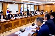 한성숙 국무총리가 7월 23일 서울 종로구 정부서울청사에서 열린 제58차 국제개발협력위원회 회의를 주재하고 있다.