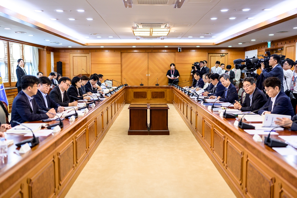 한성숙 국무총리가 7월 23일 서울 종로구 정부서울청사에서 열린 제58차 국제개발협력위원회 회의를 주재하고 있다.