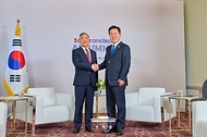 이재명 대통령이 7월 24일(현지 시간) 미국 샌프란시스코에서 혹 탄 브로드컴 최고경영자(CEO)와 면담에 앞서 기념촬영을 하고 있다.