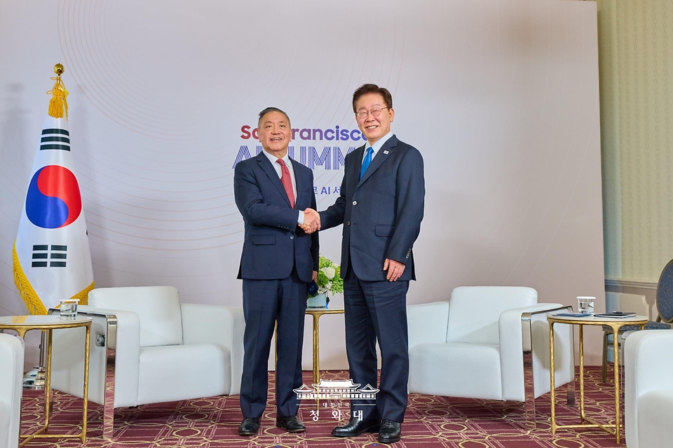 이재명 대통령이 7월 24일(현지 시간) 미국 샌프란시스코에서 혹 탄 브로드컴 최고경영자(CEO)와 면담에 앞서 기념촬영을 하고 있다.