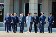 미국과 남미 순방을 위해 출국하는 이재명 대통령과 김혜경 여사가 7월 24일 성남 서울공항에서 공군 1호기로 이동하고 있다.