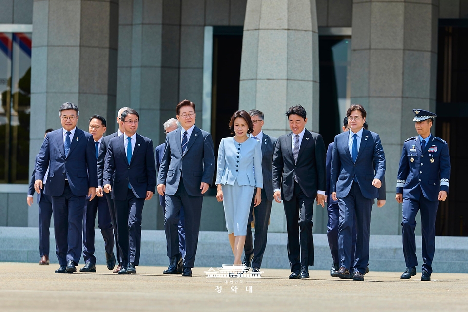 미국과 남미 순방을 위해 출국하는 이재명 대통령과 김혜경 여사가 7월 24일 성남 서울공항에서 공군 1호기로 이동하고 있다.
