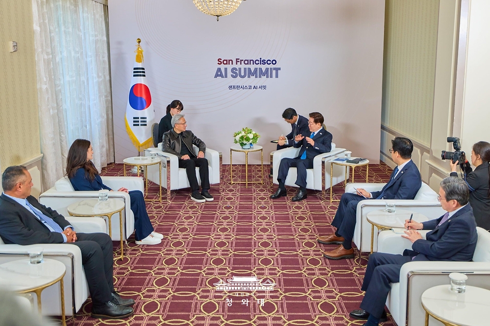 이재명 대통령이 7월 24일(현지 시간) 미국 샌프란시스코에서 젠슨 황 엔비디아 최고경영자(CEO)와 면담하고 있다.