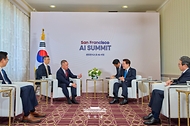 이재명 대통령이 7월 24일(현지 시간) 미국 샌프란시스코에서 혹 탄 브로드컴 최고경영자(CEO)와 면담하고 있다.