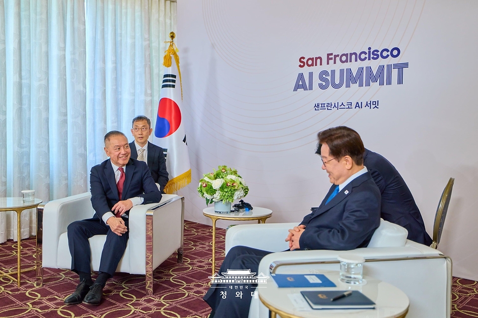 이재명 대통령이 7월 24일(현지 시간) 미국 샌프란시스코에서 혹 탄 브로드컴 최고경영자(CEO)와 면담하고 있다.