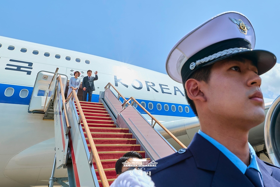 미국과 남미 순방을 위해 출국하는 이재명 대통령과 김혜경 여사가 7월 24일 성남 서울공항 공군 1호기에서 환송객에게 인사하고 있다.