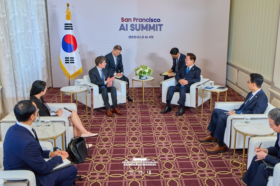 이재명 대통령이 7월 24일(현지 시간) 미국 샌프란시스코에서 샘 알트만 오픈AI 최고경영자(CEO)와 면담하고 있다.