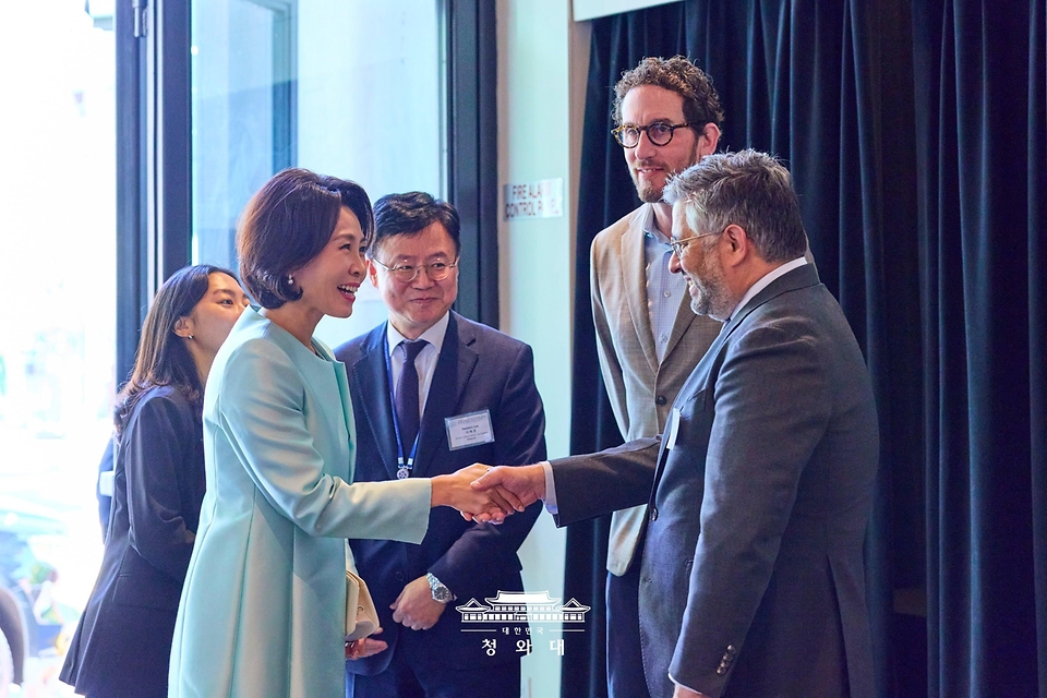 이재명 대통령과 미국을 방문 중인 김혜경 여사가 7월 24일(현지 시간) 샌프란시스코 더 펄에서 열린 '한지로 잇는 시간과 미래' 행사에서 관계자들과 인사를 나누고 있다.