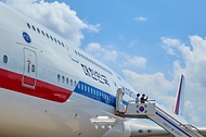 미국과 남미 순방을 위해 출국하는 이재명 대통령과 김혜경 여사가 7월 24일 성남 서울공항 공군 1호기에서 환송객에게 인사하고 있다.