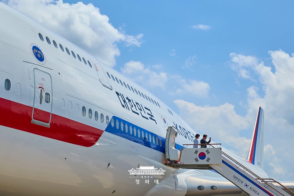 미국과 남미 순방을 위해 출국하는 이재명 대통령과 김혜경 여사가 7월 24일 성남 서울공항 공군 1호기에서 환송객에게 인사하고 있다.