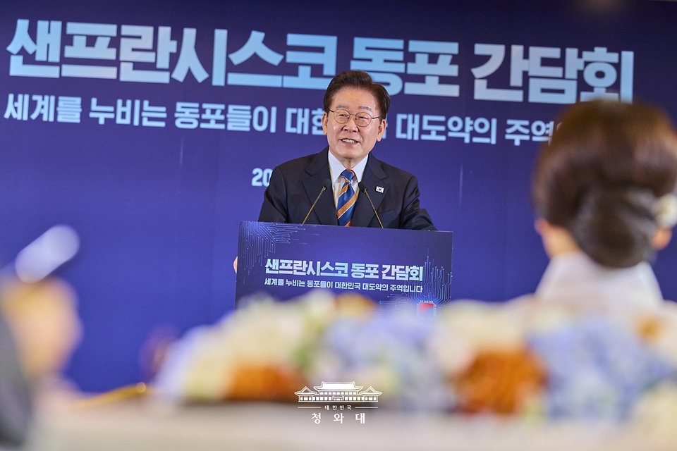 이재명 대통령이 7월 25일(현지 시간) 샌프란시스코 한 호텔에서 열린 동포 오찬간담회에서 인사말을 하고 있다.
