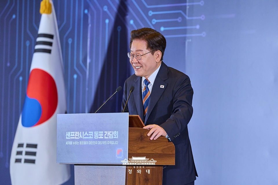 이재명 대통령이 7월 25일(현지 시간) 샌프란시스코 한 호텔에서 열린 동포 오찬간담회에서 인사말을 하고 있다.