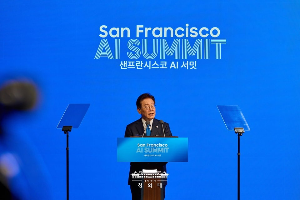이재명 대통령이 7월 24일(현지 시간) 미국 샌프란시스코 더 미드웨이에서 열린 샌프란시스코 AI 서밋에서 '샌프란 AI 선언'을 발표하고 있다.