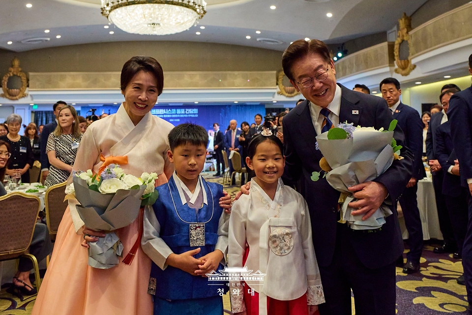 이재명 대통령과 김혜경 여사가 7월 25일(현지 시간) 샌프란시스코 한 호텔에서 열린 동포 오찬간담회에서 화동과 기념촬영을 하고 있다.