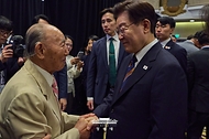이재명 대통령이 7월 25일(현지 시간) 샌프란시스코 한 호텔에서 열린 동포 오찬간담회에서 참석자들과 인사하고 있다.