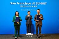김주선 SK하이닉스 AI 인프라 담당 사장과 라니 보르카르 마이크로소프트 애저 하드웨어 사장이 7월 24일(현지 시간) 이재명 대통령이 임석한 가운데 미국 샌프란시스코 더 미드웨이에서 열린 AI 서밋에서 대규모 AIDC 협력의향서(LOI) 및 반도체 분야 협력 MOU를 체결한 뒤 기념 촬영을 하고 있다.