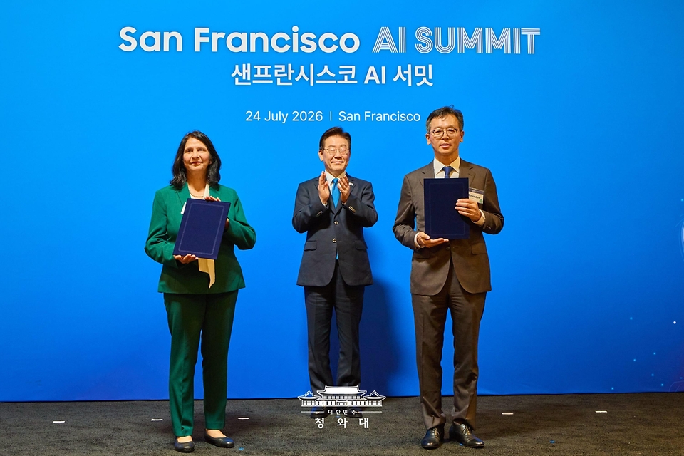 김주선 SK하이닉스 AI 인프라 담당 사장과 라니 보르카르 마이크로소프트 애저 하드웨어 사장이 7월 24일(현지 시간) 이재명 대통령이 임석한 가운데 미국 샌프란시스코 더 미드웨이에서 열린 AI 서밋에서 대규모 AIDC 협력의향서(LOI) 및 반도체 분야 협력 MOU를 체결한 뒤 기념 촬영을 하고 있다.