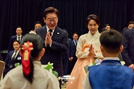 이재명 대통령과 김혜경 여사가 7월 25일(현지 시간) 샌프란시스코 한 호텔에서 열린 동포 오찬간담회에서 화동과 인사하고 있다.