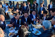 이재명 대통령이 7월 24일(현지 시간) 미국 샌프란시스코 더 램프 레스토랑에서 열린 글로벌 AI 리더 만찬에서 참석자들과 건배하고 있다.