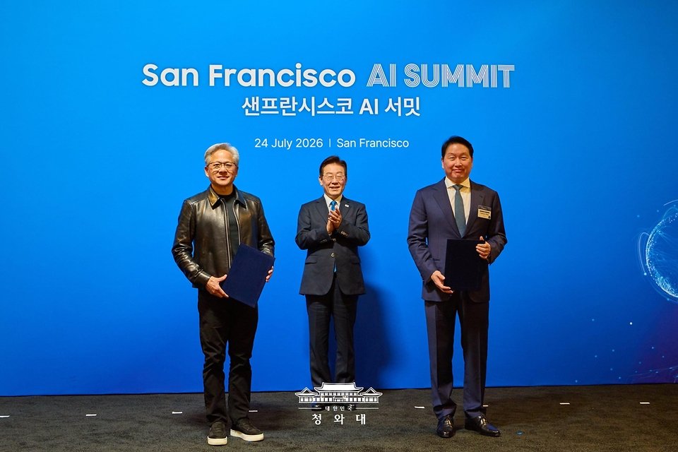 최태원 SK 회장과 젠슨 황 엔비디아 최고경영자가 7월 24일(현지 시간) 이재명 대통령이 임석한 가운데 미국 샌프란시스코 더 미드웨이에서 열린 AI 서밋에서 SK하이닉스, SKT와 엔비디아의 전략적 AI 팩토리 및 반도체 협력 MOU를 체결한 뒤 기념촬영을 하고 있다.
