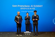 이해진 네이버 이사회 의장과 젠슨 황 엔비디아 최고경영자가 7월 24일(현지시간) 이재명 대통령이 임석한 가운데 미국 샌프란시스코 더 미드웨이에서 열린 AI 서밋에서 글로벌 AI 팩토리 구축을 위해 지분 투자 유치에 관한 전략적 투자협약을 체결한 뒤 기념촬영을 하고 있다.