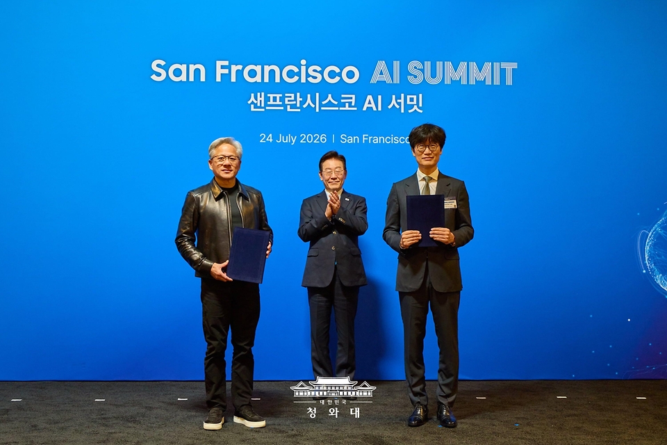 이해진 네이버 이사회 의장과 젠슨 황 엔비디아 최고경영자가 7월 24일(현지시간) 이재명 대통령이 임석한 가운데 미국 샌프란시스코 더 미드웨이에서 열린 AI 서밋에서 글로벌 AI 팩토리 구축을 위해 지분 투자 유치에 관한 전략적 투자협약을 체결한 뒤 기념촬영을 하고 있다.