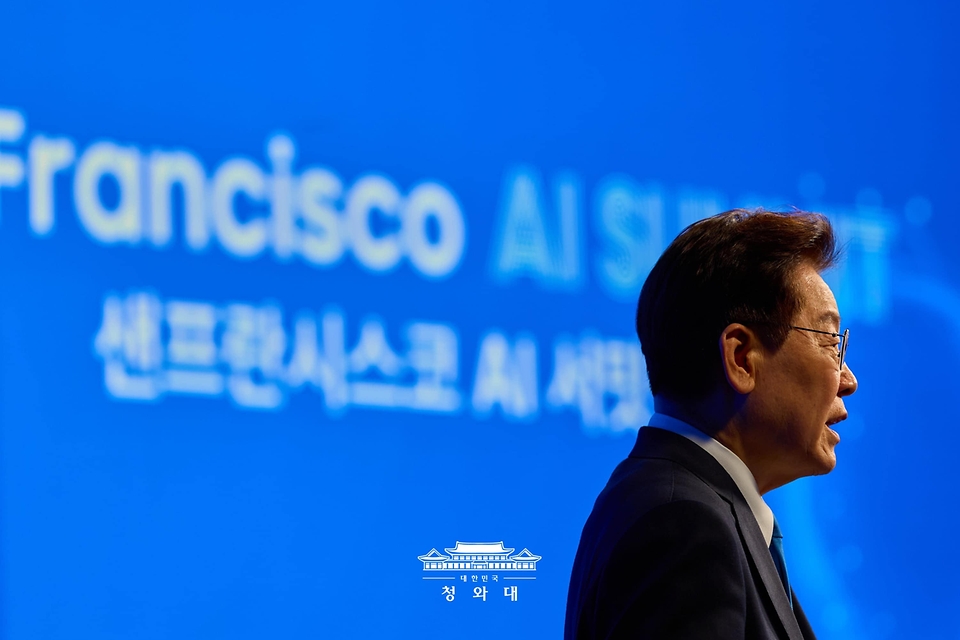 이재명 대통령이 7월 24일(현지 시간) 미국 샌프란시스코 더 미드웨이에서 열린 샌프란시스코 AI 서밋에서 '샌프란 AI 선언'을 발표하고 있다.