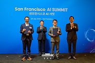 이준희 삼성 SDS 사장과 다리오 아모데이 앤트로픽 최고경영자가 7월 24일(현지 시간) 이재명 대통령이 임석한 가운데 미국 샌프란시스코 더 미드웨이에서 열린 AI 서밋에서 전략적 파트너십 협약(SPA)을 체결한 뒤 기념 촬영을 하고 있다.