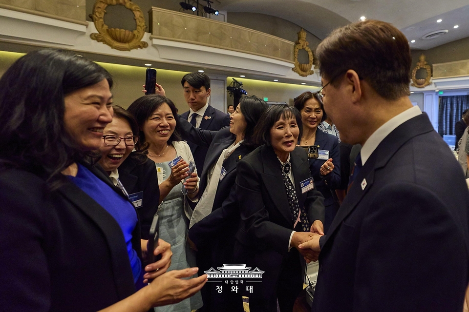 이재명 대통령이 7월 25일(현지 시간) 샌프란시스코 한 호텔에서 열린 동포 오찬간담회에서 참석자들과 인사하고 있다.