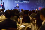 이재명 대통령이 7월 25일(현지 시간) 샌프란시스코 한 호텔에서 열린 동포 오찬간담회에서 인사말을 하고 있다.