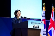 한성숙 국무총리가 7월 27일 서울 영등포구 여의도 KBS홀에서 열린 2026년 유엔군 참전의 날 기념식에 참석하고, 정부포상을 수여하고 있다.