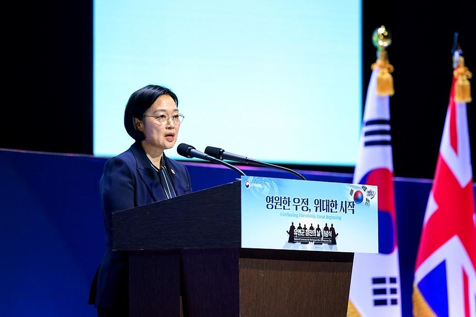 한성숙 국무총리가 7월 27일 서울 영등포구 여의도 KBS홀에서 열린 2026년 유엔군 참전의 날 기념식에 참석하고, 정부포상을 수여하고 있다.
