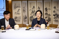 한성숙 국무총리가 7월 26일 서울 종로구 삼청동 총리공관에서 국토대전환 자문단과 함께한 제2회 열린브런치에 앞서 기념촬영을 하고 있다.