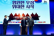 한성숙 국무총리가 7월 27일 서울 영등포구 여의도 KBS홀에서 열린 2026년 유엔군 참전의 날 기념식에 참석하고, 정부포상을 수여하고 있다.
