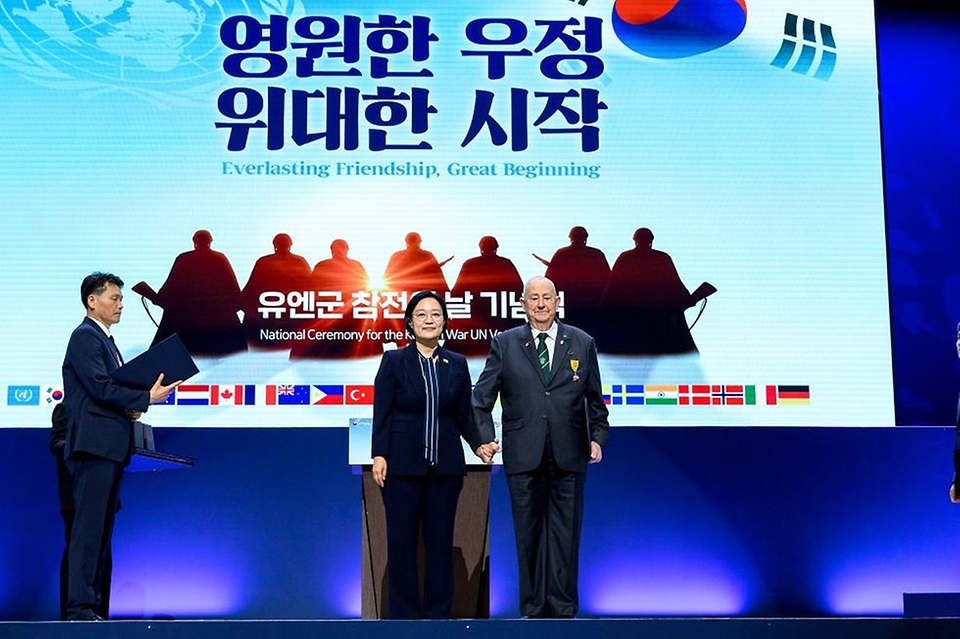 한성숙 국무총리가 7월 27일 서울 영등포구 여의도 KBS홀에서 열린 2026년 유엔군 참전의 날 기념식에 참석하고, 정부포상을 수여하고 있다.