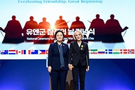한성숙 국무총리가 7월 27일 서울 영등포구 여의도 KBS홀에서 열린 2026년 유엔군 참전의 날 기념식에 참석하고, 정부포상을 수여하고 있다.