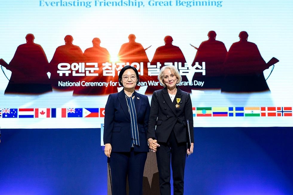 한성숙 국무총리가 7월 27일 서울 영등포구 여의도 KBS홀에서 열린 2026년 유엔군 참전의 날 기념식에 참석하고, 정부포상을 수여하고 있다.