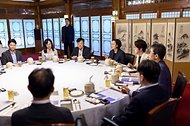 한성숙 국무총리가 7월 26일 서울 종로구 삼청동 총리공관에서 국토대전환 자문단과 함께한 제2회 열린브런치에 앞서 기념촬영을 하고 있다.