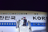 미국 샌프란시스코 방문을 마친 이재명 대통령과 김혜경 여사가 7월 25일(현지 시간) 샌프란시스코 국제공항 공군 1호기에서 환송객에게 인사하고 있다.