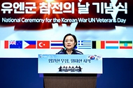 한성숙 국무총리가 7월 27일 서울 영등포구 여의도 KBS홀에서 열린 2026년 유엔군 참전의 날 기념식에 참석하고, 정부포상을 수여하고 있다.