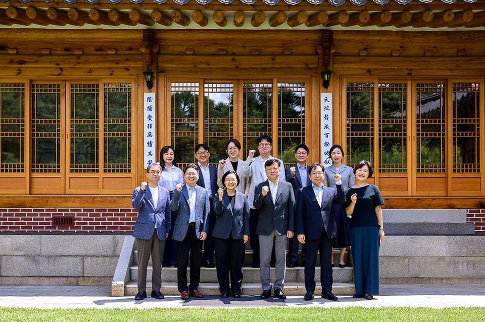 한성숙 국무총리가 7월 26일 서울 종로구 삼청동 총리공관에서 국토대전환 자문단과 함께한 제2회 열린브런치에 앞서 기념촬영을 하고 있다.