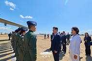 브라질을 국빈 방문한 이재명 대통령이 7월 26일(현지 시간) 브라질리아 공군기지에서 C-390 수송기 관련 브라질 현지에서 교육받고 있는 우리 공군 조종사 및 정비사들을 격려하고 있다.
