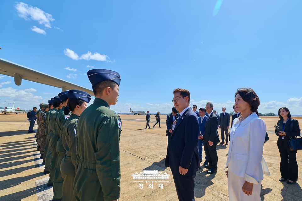 브라질을 국빈 방문한 이재명 대통령이 7월 26일(현지 시간) 브라질리아 공군기지에서 C-390 수송기 관련 브라질 현지에서 교육받고 있는 우리 공군 조종사 및 정비사들을 격려하고 있다.