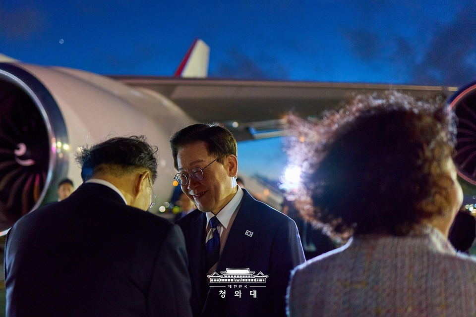 미국 샌프란시스코 방문을 마친 이재명 대통령과 김혜경 여사가 7월 25일(현지 시간) 샌프란시스코 국제공항에서 환송객과 인사하고 있다.