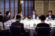 한성숙 국무총리가 7월 26일 서울 종로구 삼청동 총리공관에서 국토대전환 자문단과 함께한 제2회 열린브런치에 앞서 기념촬영을 하고 있다.