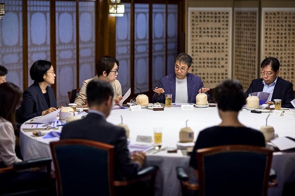 한성숙 국무총리가 7월 26일 서울 종로구 삼청동 총리공관에서 국토대전환 자문단과 함께한 제2회 열린브런치에 앞서 기념촬영을 하고 있다.