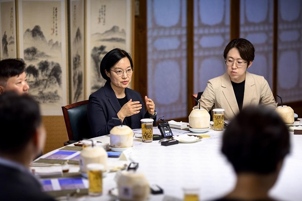 한성숙 국무총리가 7월 26일 서울 종로구 삼청동 총리공관에서 국토대전환 자문단과 함께한 제2회 열린브런치에 앞서 기념촬영을 하고 있다.
