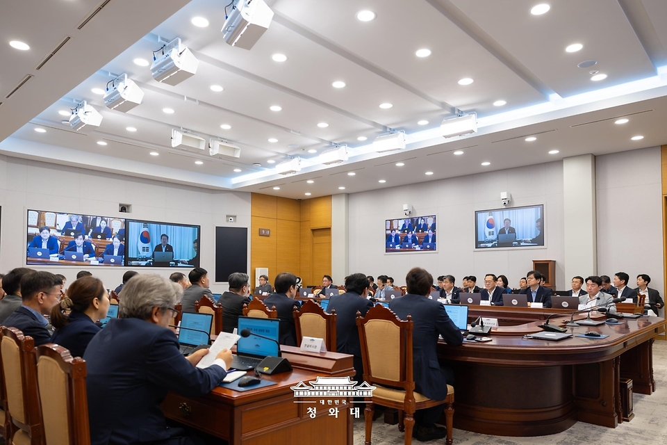브라질을 국빈 방문 중인 이재명 대통령이 7월 26일(현지 시간) 브라질리아 한 호텔에서 화상 수석보좌관회의를 주재하고 있다.