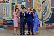 이재명 대통령과 김혜경 여사가 루이스 이나시우 룰라 다시우바 브라질 대통령 부부와 함께 7월 27일(현지 시간) 브라질리아 외교부궁에서 열린 브라질 대통령 내외 주최 문화공연 및 환영 리셉션에서 기념촬영을 하고 있다.